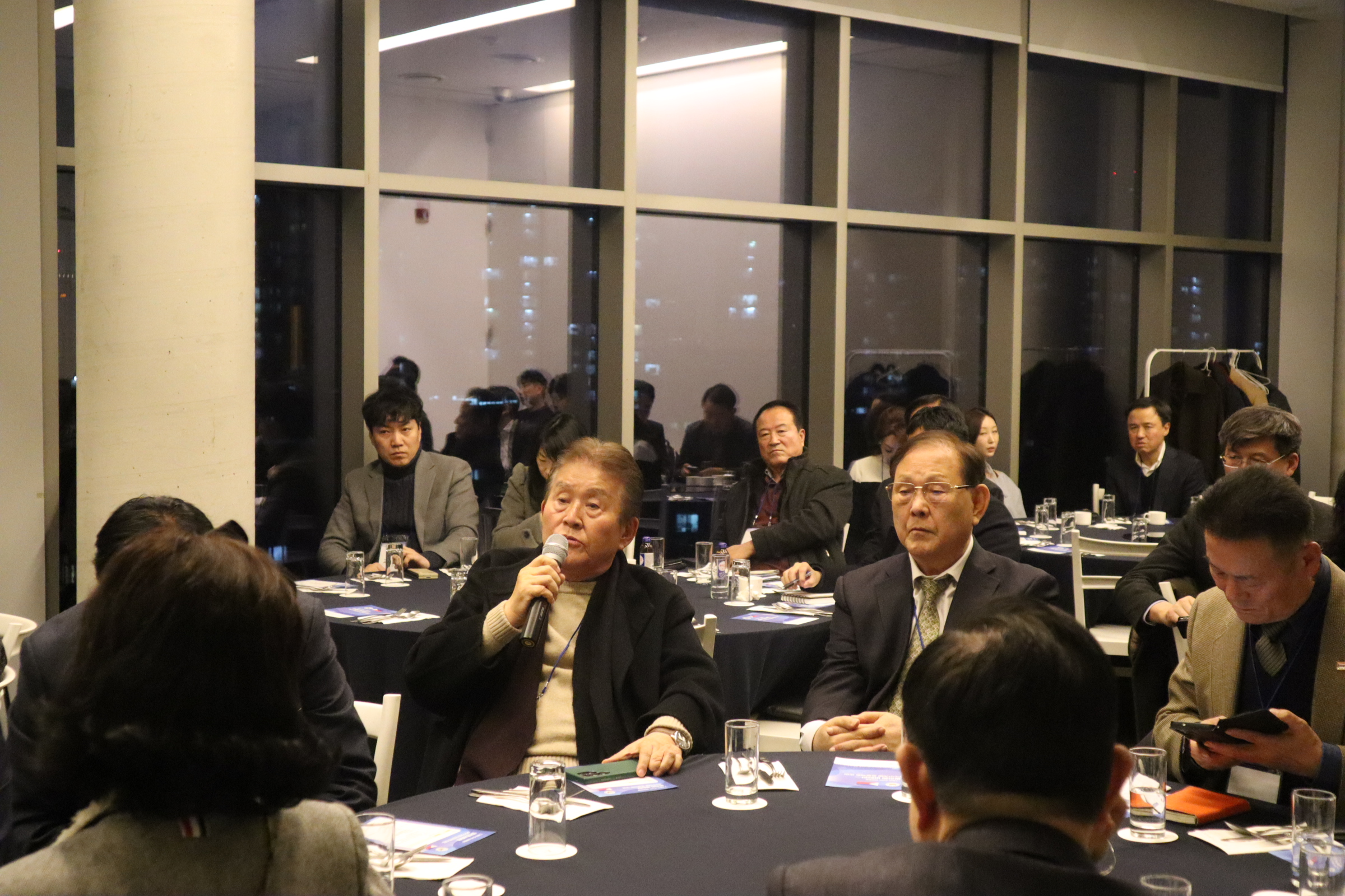 다양한 분야의 참가자들이 대화하고 교류하는 IDAC 미래포럼 현장