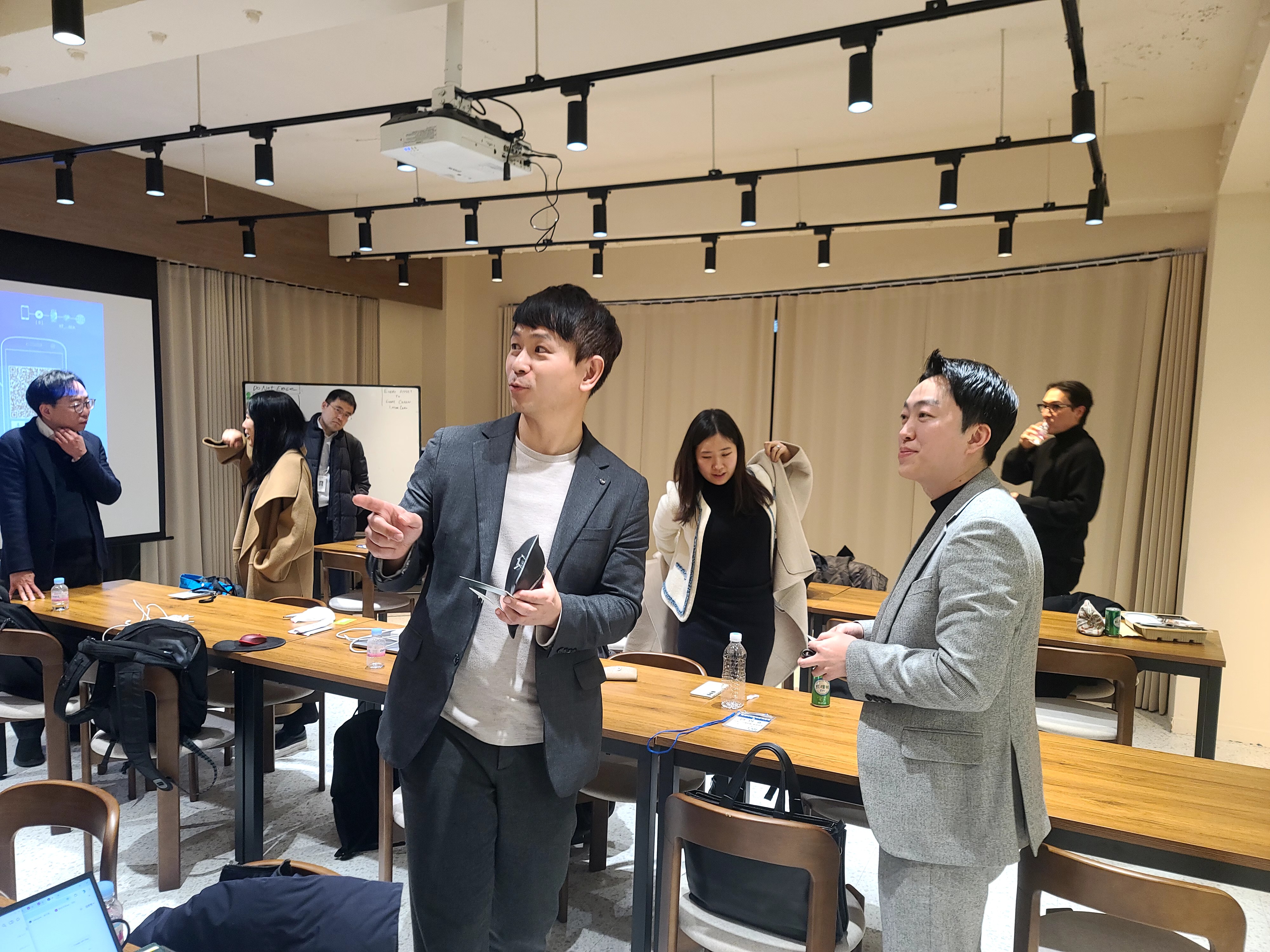 전문가의 발표를 들으며 대화하는 미래포럼 참가자들